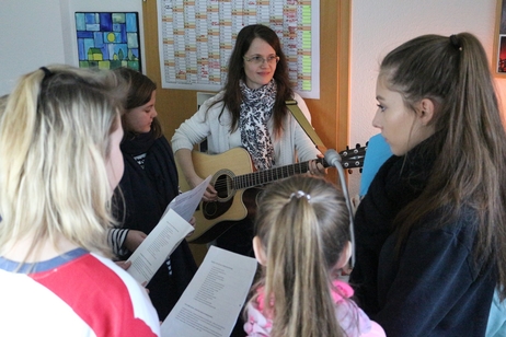 Gemeinsames Singen in Frau Höller-Gaisers Büro